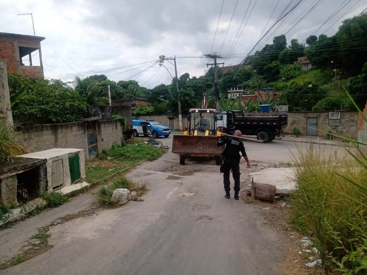 Policiais militares removem barricadas do tráfico em ruas de São Gonçalo